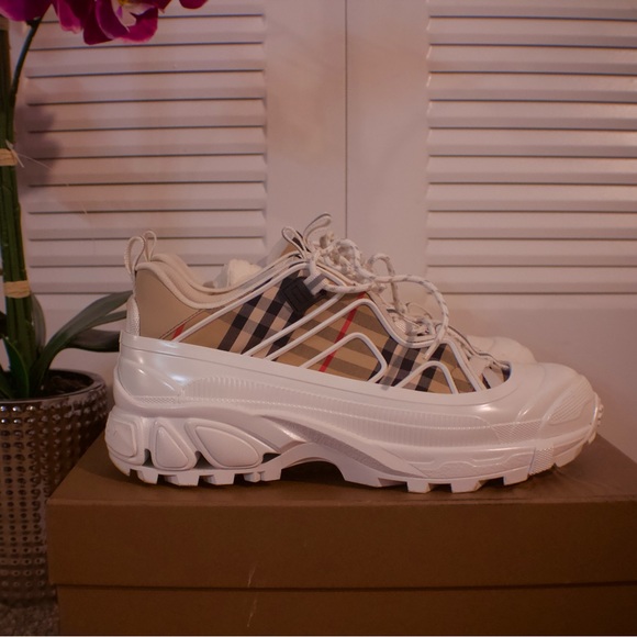 Burberry Arthur
Vintage Check White - Picture 1 of 2